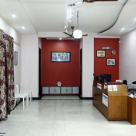 J P Residency Hotel Грейтър Нойда Екстериор снимка