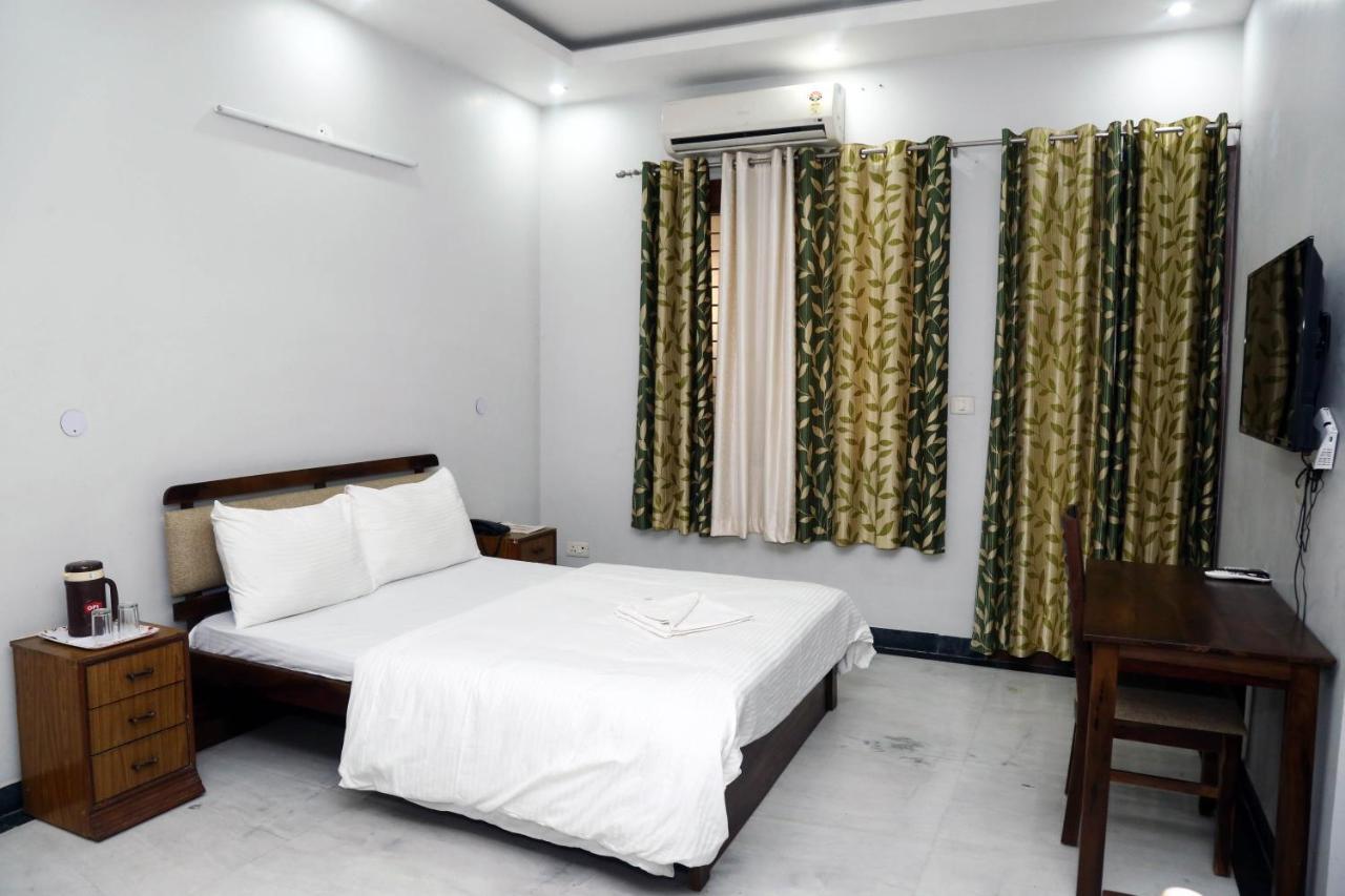 J P Residency Hotel Грейтър Нойда Екстериор снимка