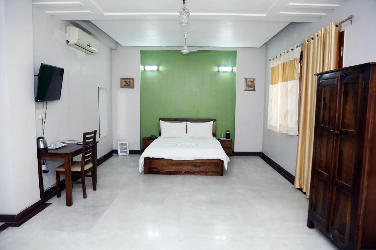 J P Residency Hotel Грейтър Нойда Екстериор снимка