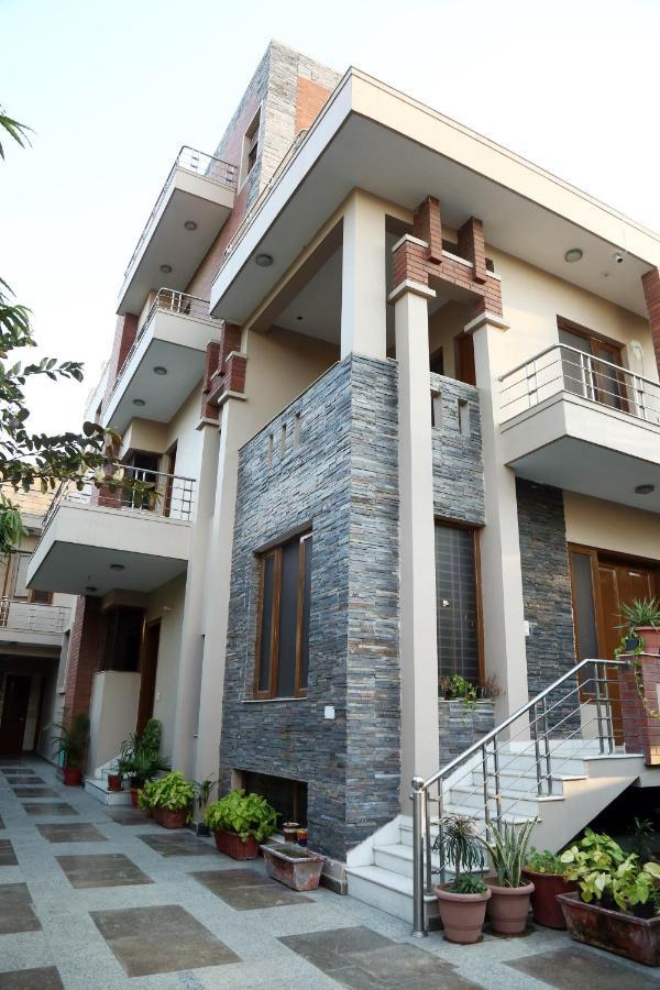 J P Residency Hotel Грейтър Нойда Екстериор снимка